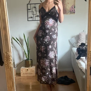 Brun klänning  - Mörk brun klänning från H&M. Aldrig använd. 100kr +frakt :)