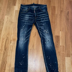 Dsq2 jeans (200) - Väldigt fint plagg säljer för 200 pågrund av att dom är falska, står strl 46 men det är annan storleks hantering i Italien så dom passar dig om du är ungefär 174-180