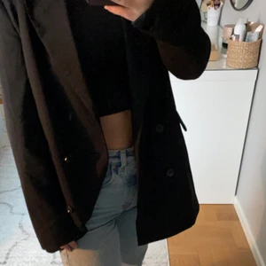 Oversized Blazer - Säljer denna svarta blazer från Bikbok då jag tycker att den är lite för stor på mig. Det är storlek Xs och jag är 160cm lång! Nypris 499-599kr och jag säljer den för 250kr och då står jag för frakten🤗