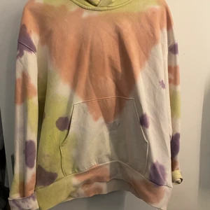 Hoodie weekday - En oversized Färglad hoodie från weekday. I väldigt fint skick och använd endast fåtal gånger . Stl S men passar även M och L 