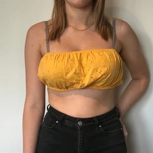 Gul topp💛 - Väldigt söt topp i storlek S, men passar M då den är väldigt stretchig. Väldigt fint mönster med blommor. Är knappt använd. Kan fraktas, frakt ligger på 70kr. Skriv för mer info🥰💛