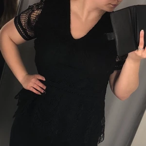 Blus från HM - Blus med spetsdetaljer, använd en gång. Strl XL