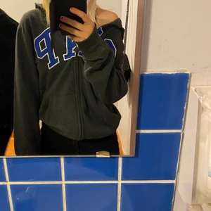 Gap zip Hoodie  - Helt ny men lappen kvar! Den är i storlek 164/176 men passar bra på mig som har xs-s. (Tröjan är grå med blå text) 
