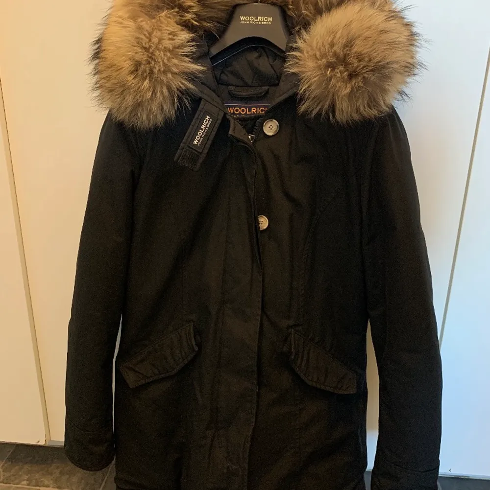 En svart Woolrich jacka i storlek 38. Jackan är i bra skick och är användes under två vintrar.  Pris: 4000 kr. Jackor.