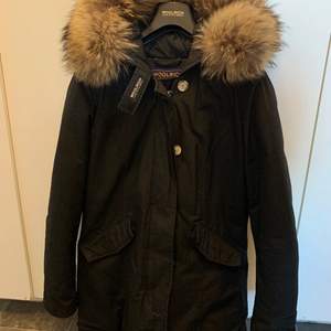 En svart Woolrich jacka i storlek 38. Jackan är i bra skick och är användes under två vintrar.  Pris: 4000 kr