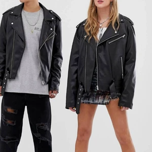 Läder jacka - Säljer min så fina oversized läderjacka som jag köpt på asos från märket Reclamied Vintage och som är i super fint skick! Denna är även fodrad så den är varm och passar perfekt till hösten💕 strl xs men en oversized modell så skulle passa S och M också. Köpt för 950kr