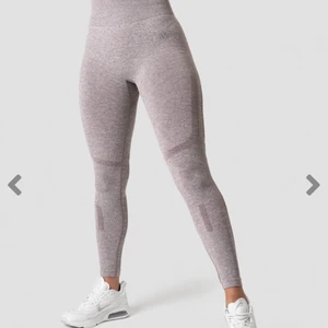 Träningstights  - Använda Max 2 gånger! Säljer pga att som är små i storleken. Storlek M men passar bättre som S! Buda eller köp direkt för 300!