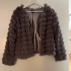 Fluffig jacka  - Grå fluffig jacka från lindex i stl M, använd ganska mycket men är i bra skick. Köparen står för frakten 