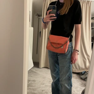 Stellamccartney väska - Säljer nu denna asballa stellamccartney väskan! Den är i en riktigt cool färg, men har dock några fläckar men något man inte tänker på då de är en sån stark färg! Pga fläckar sänker jag priset till 1200kr💕dustbag medföljer självklart. Skriv för fler frågor!