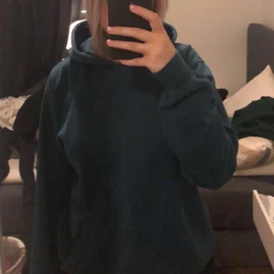 hoodie - En mysig blå/grön hoodie i storlek S men som sitter rätt oversized. 