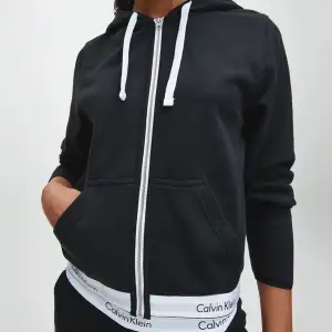 (bilder från hemsidan) zipup-hoodie ifrån calvin klein, sparsamt använd och i bra skick!🤍 nypris 849kr, storlek XS.