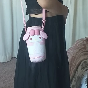 Gullig väska - Gullig vattenflaska hållare(kan användas för annat) ganska stort med plats. Tvättas såklart!! Köpt ungefär 2 månader och bara använts en gång💗💖