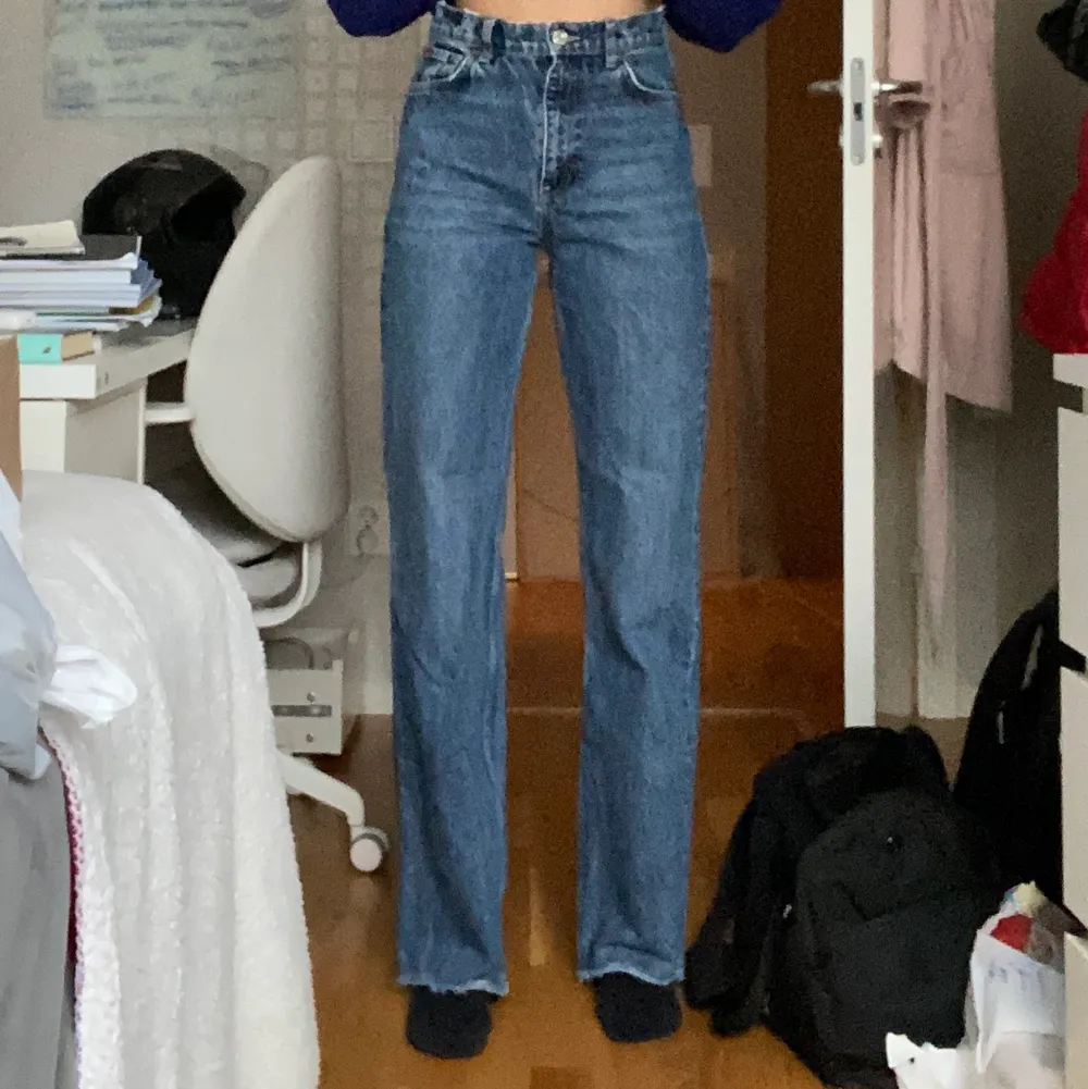 Säljer mina highwaisted straight leg zara jeans! (Lånad första bild! De andra 2 mina) innerbenslängd 83cm. Jeans & Byxor.