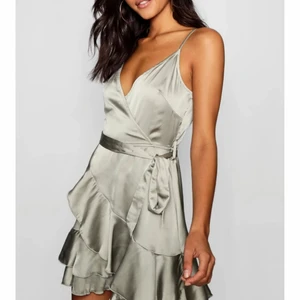 Satin klänning - Super fin satin klänning från Boohoo! Aldrig använd med lapparna kvar. Säljer pga att jag tycker att den är lite kort. Köpt för 440kr, pris kan diskuteras