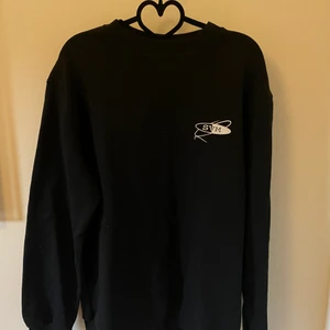 svart oversize swetskirt  - helsvart oversize swetskirt i st L❤️