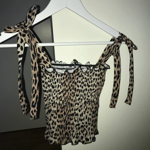 Gulligt linne - Jätte gulligt linne med knytning på axlarna. Använd 1 gång.