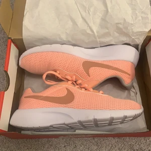 Rosa Nike Tanjun, gympaskor - Säljer mina gympaskor pågrund av att de är för små för mig. De är i storlek 37.5. Använda några fåtal gånger och är i nytt och fint skick. De är rättare sagt som nya. Köparen står för frakten (55 kr)