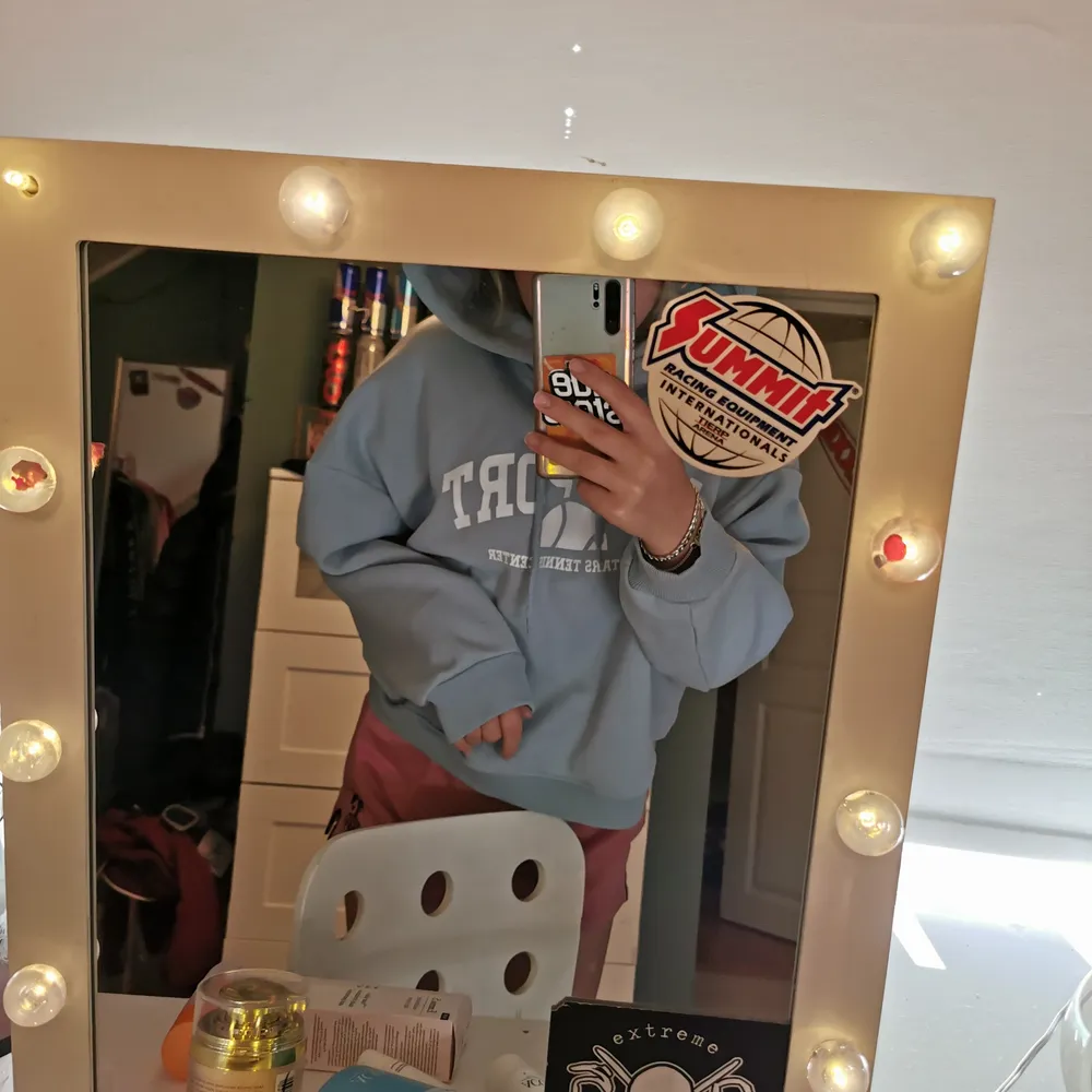 Blå hoodie i strl S, Fint skick och säljs då den inte används. 💓 Köparen står för frakt. 🥰. Hoodies.