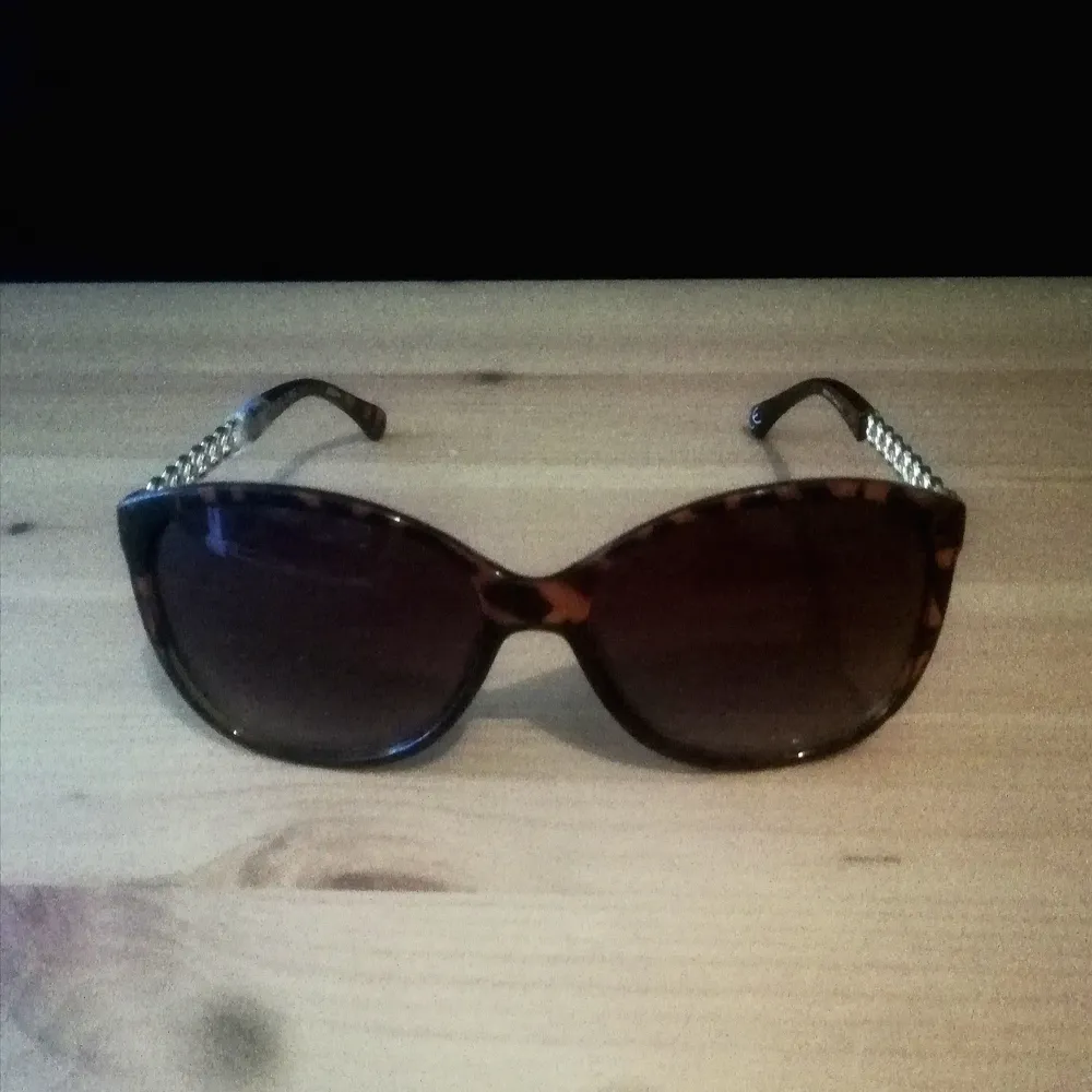 Snygga trendiga solglasögon i Vintage Style från Oriflame. Solglasögonen är ancnda ett par gånger men fortfarande i mycket fint skick. (Ordinariepris 149:-) OBS! Kan postas, (Jag ansvarar dock EJ för hur posten väljer att behandla varsam post) FASTPRIS: 45:- ink frakt 13:-. Accessoarer.