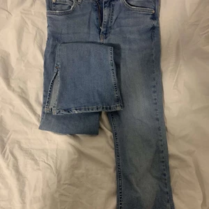 Jeans med slits - Jeans från gina tricot i storlek S med slits vid foten säljer för 170. Kunden står för frakten.