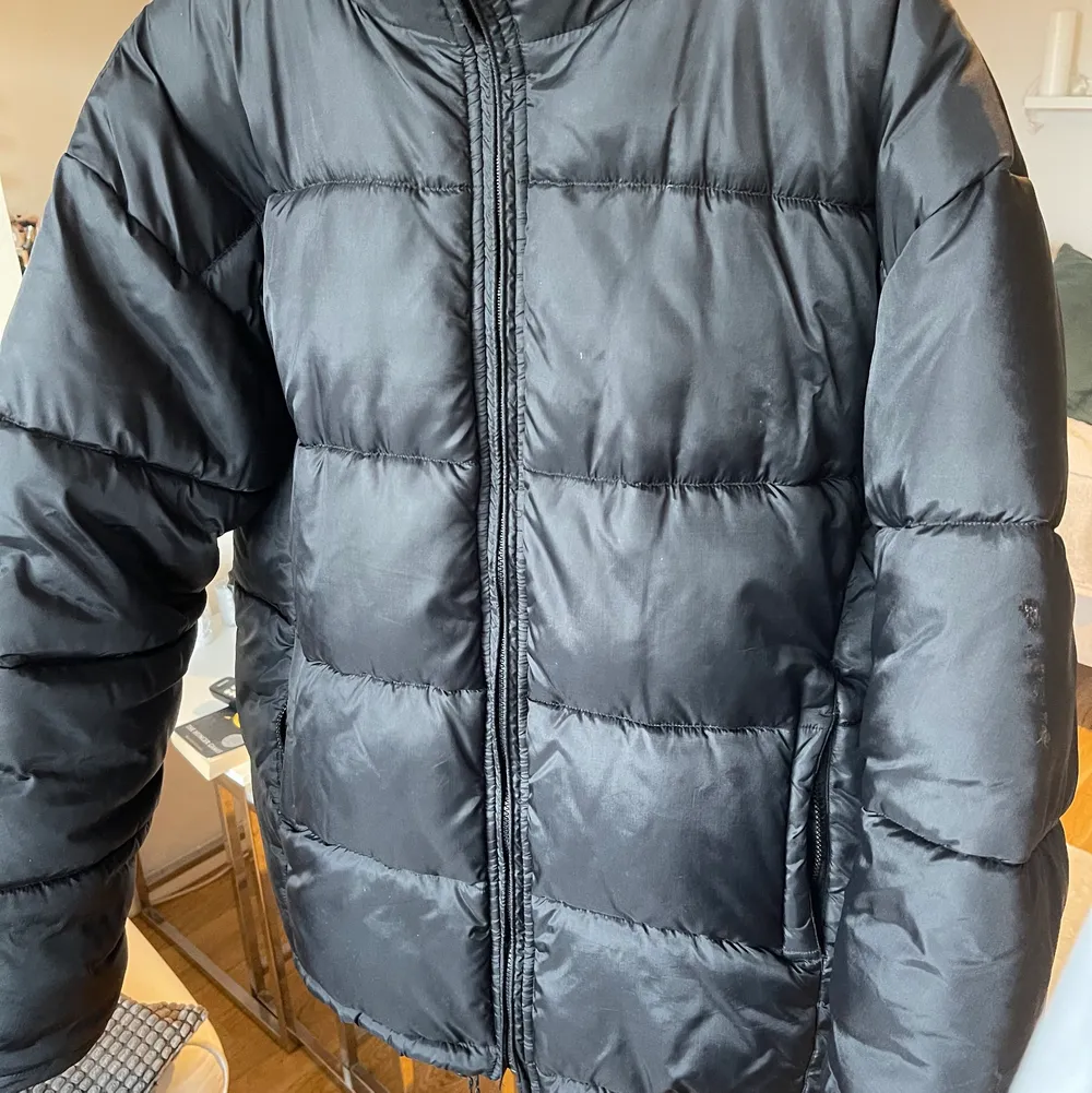 Jättecool jacka från True North, varm och tjock så den är perfekt i höst och vinter. Sitter nice oversized och påminner mycket om Northface jackor i passformen. Den har inga tydliga defekter, sparsamt använd. Jackor.