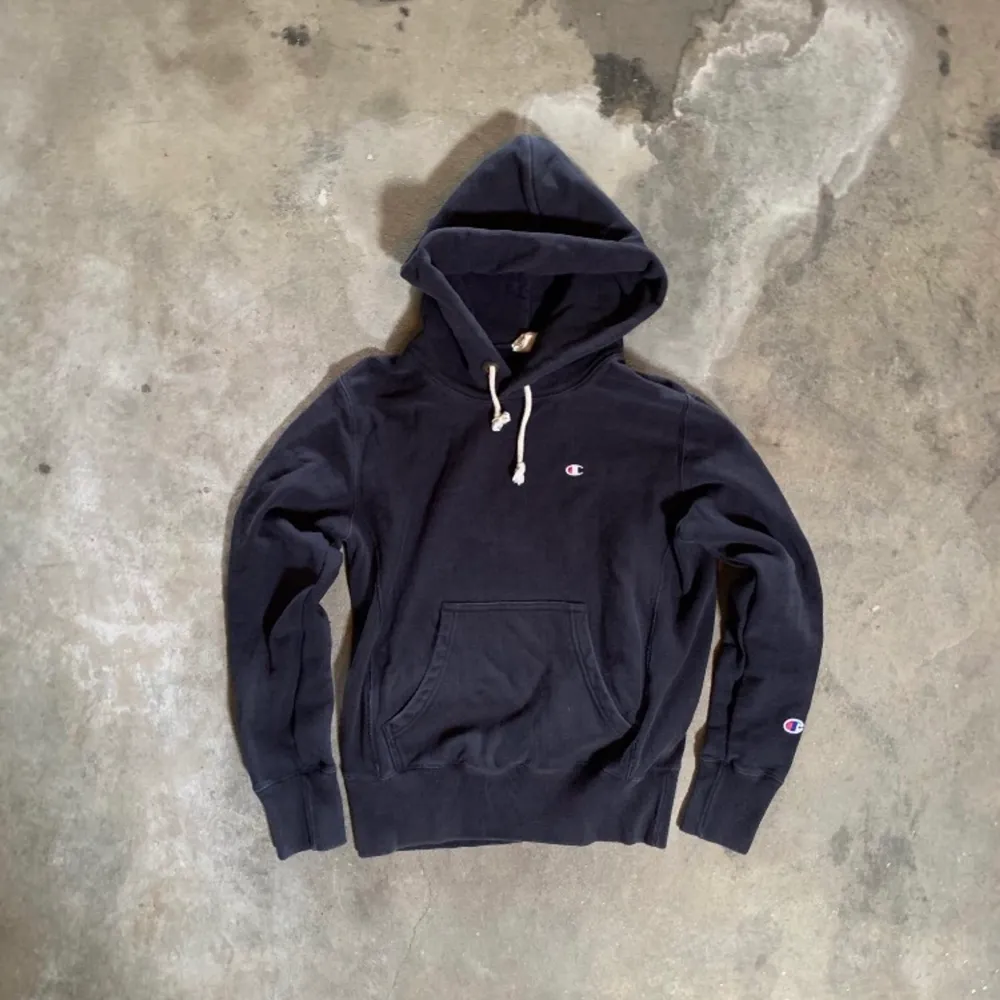 Svart reverse weave hoodie från Champion.  Small (något liten i storleken)  100% bomull. Hoodies.