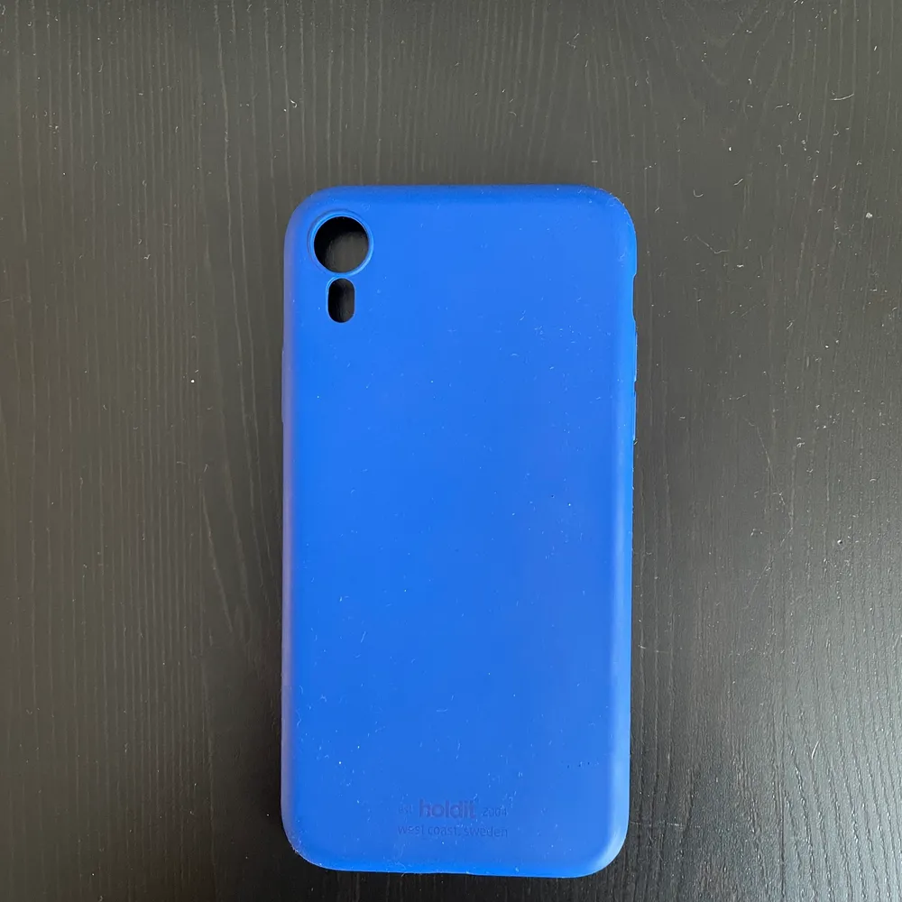 Mörkblått skal från holdit, inga skador (som nytt) , passar iPhone XR. Övrigt.