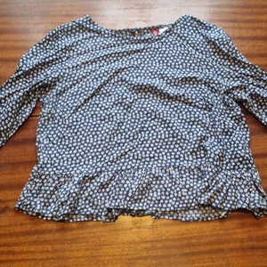 Småblommigt  - Supersöt topp storlek 38. Kortare modell med volang nedtill. 19 kr. samfraktar vid köp av flera varor för 66 kr 👍💕📦