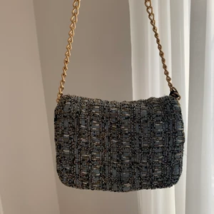 väska zara - säljer denna fina väskan från zara! använd ett fåtal gånger. några få pärlor har lossnat men inget man tänker på då det främst är på baksidan, samt extra pärlor medföljer om man skulle vilja sy på! köparen står för frakt alternativt möts upp i stockholm.🥰