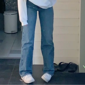 Jeans - Snygga jeans från Zara! Har inte använt mer än 2-3 gånger. Passar väldigt bra på mig som är 162cm ca. Köpt för 499kr 