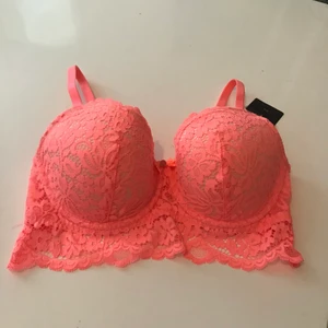 Bh  - Helt ny och oanvänd bh i storlek 70E. Prislapp kvar. Nypris 349kr