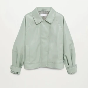 Mintgrön jacka - Den är i nyskick! Präglad jacka i lädereffekt. Materialet är mjukt och känns lyxigt. True to size. Passar perfekt nu till hösten, färgen är så fin😍 passar till allt. Slutsåld på Mango! 