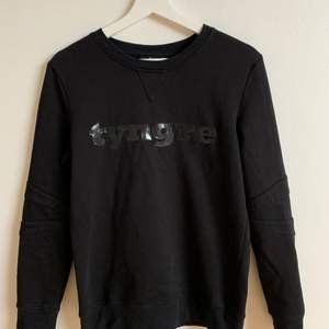 Svart sweatshirt från Tyngre. Stl L, men sitter väldigt tight på mig som är M/L, så den är mer som en S/M. Skönt material, blankt svart tryck på bröstet. Skickas omgående. 200kr + 66kr frakt