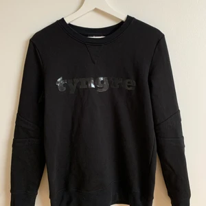 Tyngre-sweatshirt  - Svart sweatshirt från Tyngre. Stl L, men sitter väldigt tight på mig som är M/L, så den är mer som en S/M. Skönt material, blankt svart tryck på bröstet. Skickas omgående. 200kr + 66kr frakt