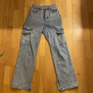 Ett par jättefina baggy jeans som är klippt på sidan ungefär 7cm. Två fickor på sidan vid knänen. Oskadad, använt sist förra året. 