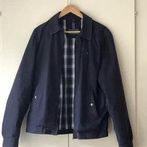 Tommy hilfiger jacka - En snygg Tommy Hilfiger jacka. Väldigt bra skick. Herrmodell.