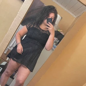 Svart kort spetsklänning - Klänning i strl XL, upplever den dock snarare som en L eller rent av M. Svart med spets och hjärt”ringning” (bild). Köpt här på Plick, säljes pga känns lite väl kort för min smak (och jag vill inte använda den som tunika). Därav ej använd av mig utan endast provad. För referens är jag 168cm lång. 💌Frakt baseras på frimärken, önskas postnords egna paket löser vi det💌