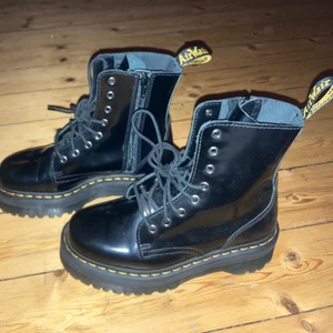 Dr martens JADON - Oanvända, säljer pga fel storlek. Ny pris 2300 prutvänligt;) 