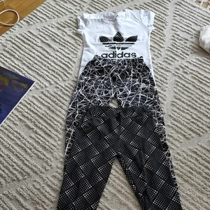 Adidas popper pants size XL - T-shirt + 2 pants for 300 kr.