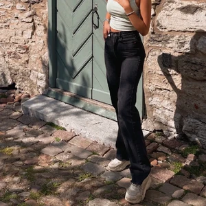 Svarta bootcut jeans - Säljer mina superfina bootcut jeans från Vera Moda.  Dem är perfekta i längden på mig som är 164 men skulle också passa någon kortare. Jeansen är i bra skick och det finns nästan inget täcken på användning. 