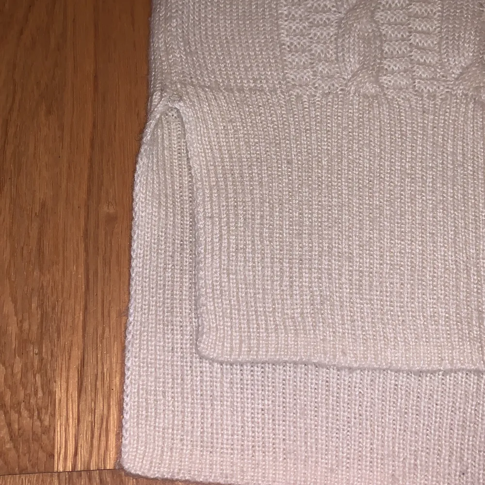 En stickad väst från h&m mycket mys pysig ❤️😘. Yläosat.