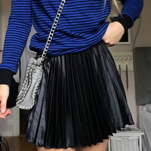 Söt plisserad kjol - En svart plisserad kjol i glansigt material:) Storlek 145 men skulle säga xs :) 100kr+frakt. Pris går att diskutera🖤🖤