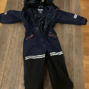 Vinteroverall märket kaxs strl 116.  - Vinteroverall strl 116. Är tvättad. Använd en vinter. Kan fraktas mot avgift. 