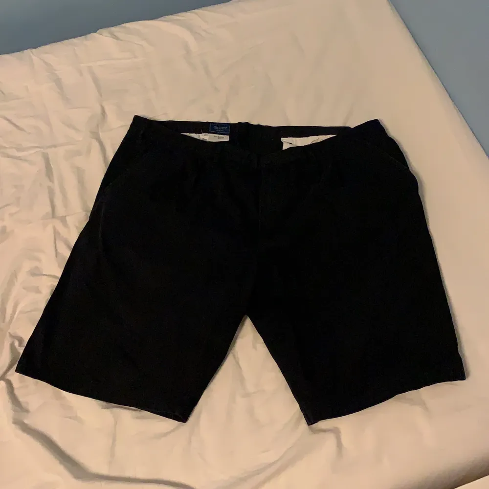 Pösiga mörkblå shorts ungefär 48 i midjan. Shorts.