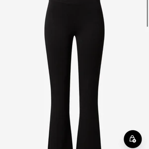 UTSVÄNGDA BYXOR  - använda ett par gånger men inget fel på dem. Frakten är inräknad 