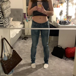 Säljer ett par lågmidjade jeans i storlek s/m - Säljer mina fina Levis byxor i mycket bra skick. (Säljer ändats vid bra bud) pris kan diskuteras privat. Skriv privat för fler bilder 💗 köparen står för frakt 📦 
