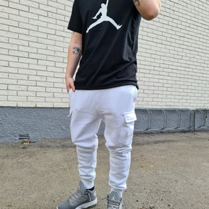 NIKE court pant - Jätte snygga och sköna vita nike mjukisbyxor. Köpt för ca 6 mån sen för 499kr i stl M. 