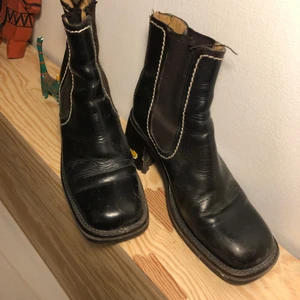 Boots vintage klack - Boots med klack i skinn köpta vintage. Strlk 37, men passar även mig som vanligtvis har 38. I superfint skick bortsett från slitning upptill bak och ”flärpen” där saknas (se sista bilden).