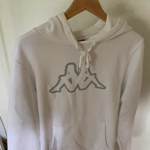 Kappa hoodie  - Vit kappa hoodie. Bra skick inga fläckar eller hål. Storlek Large
