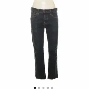 Säljer denna skit snygga jeans som tyvärr är för korta och för små för mig men går över skorna och är low waist 💖💖